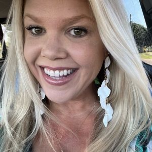 EvaCollection LAST LIVE and cohost KelzBoyce today! 3pm CT Come say hi 👋🏼